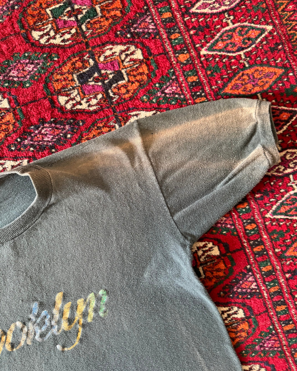1970s Brooklyn rainbow spell out cuffed tshirt