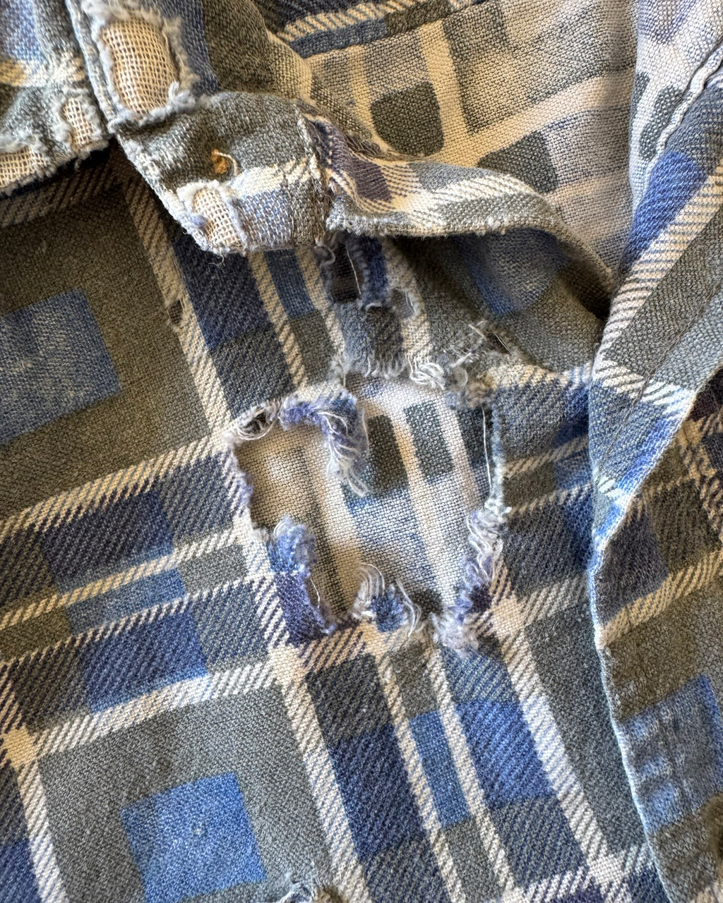 1960s/70s blue plaid distressed flannel ￼