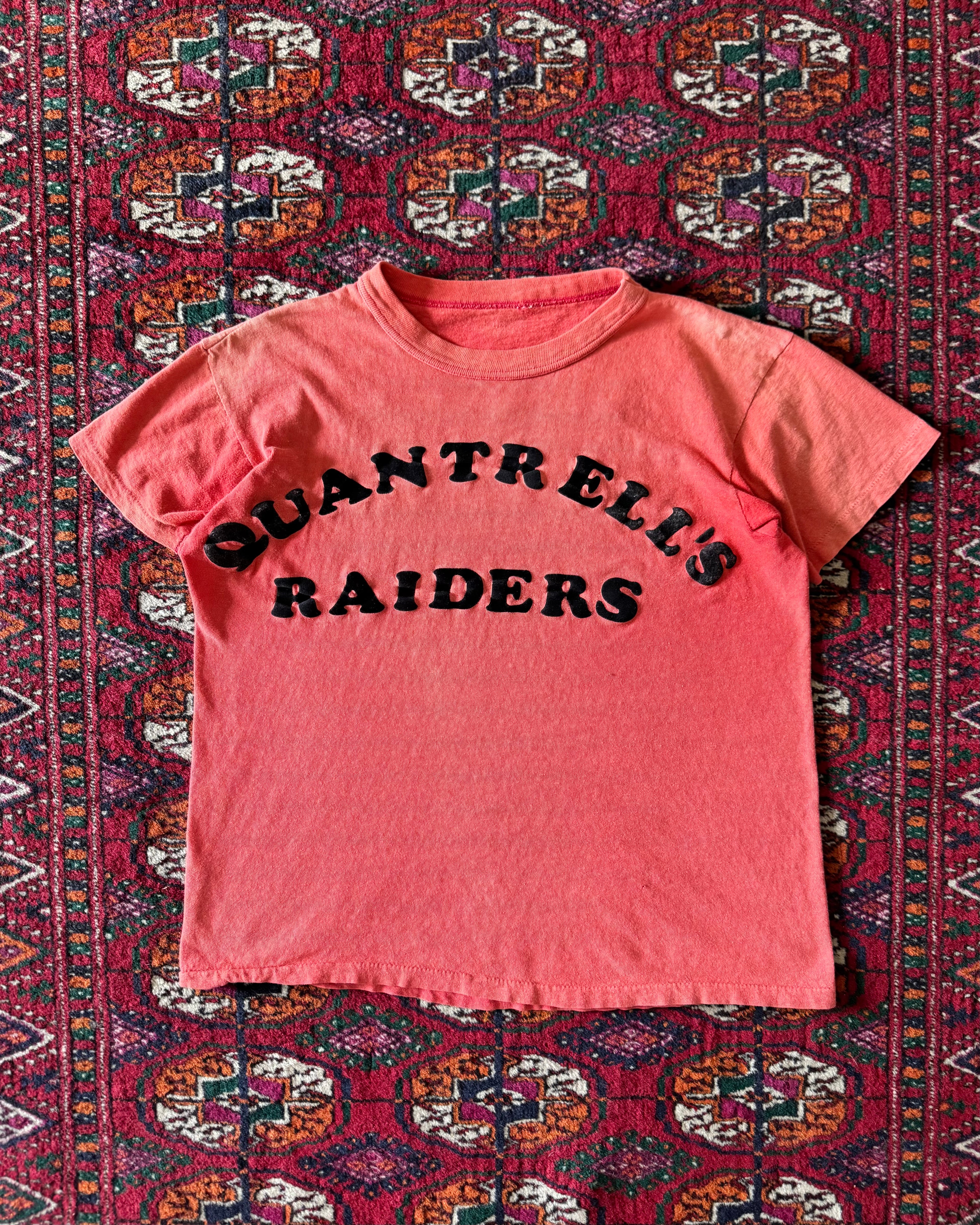 Vintage 1960s/70s Quantrell‘s Raiders carpool faded red flock print T-shirt ￼