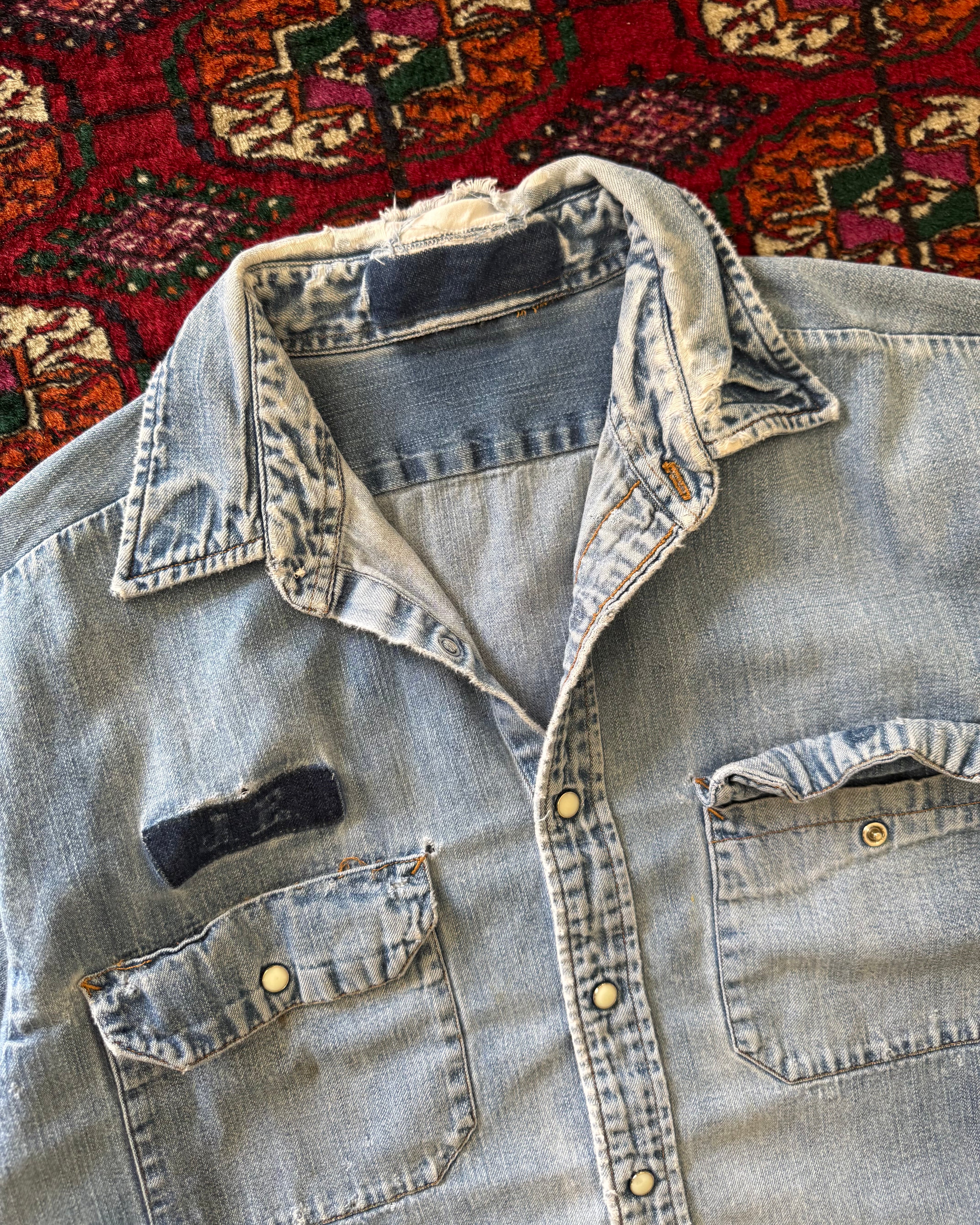 1980s distressed denim pearl snap work shirt