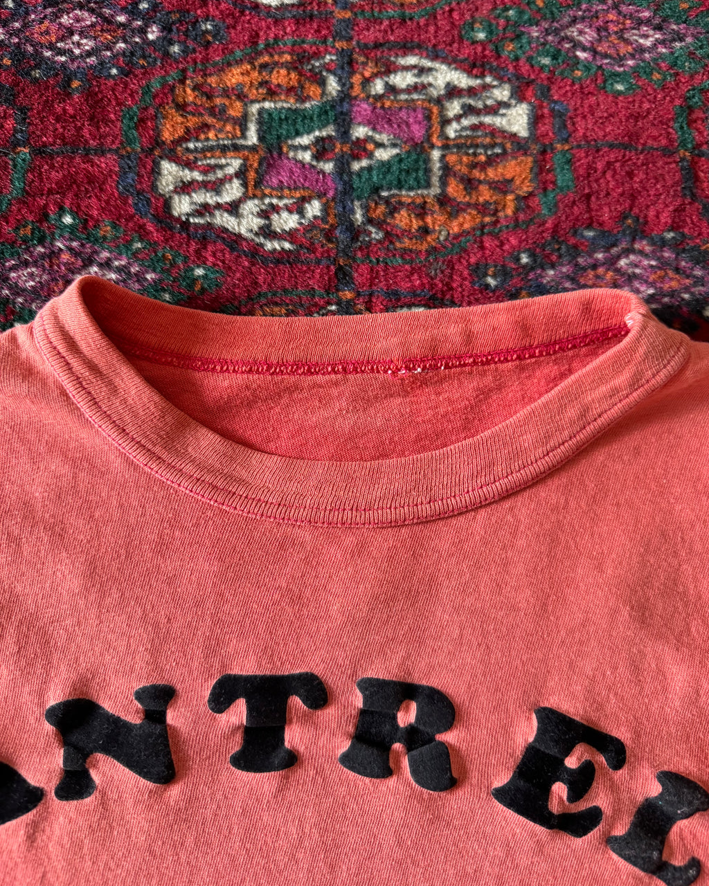 Vintage 1960s/70s Quantrell‘s Raiders carpool faded red flock print T-shirt ￼